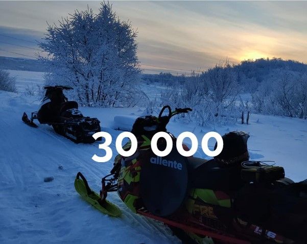 Snøscooter med parabol. Symboliserer en av de 80 000 hjemmebesøkene Inselo gjennomfører årlig