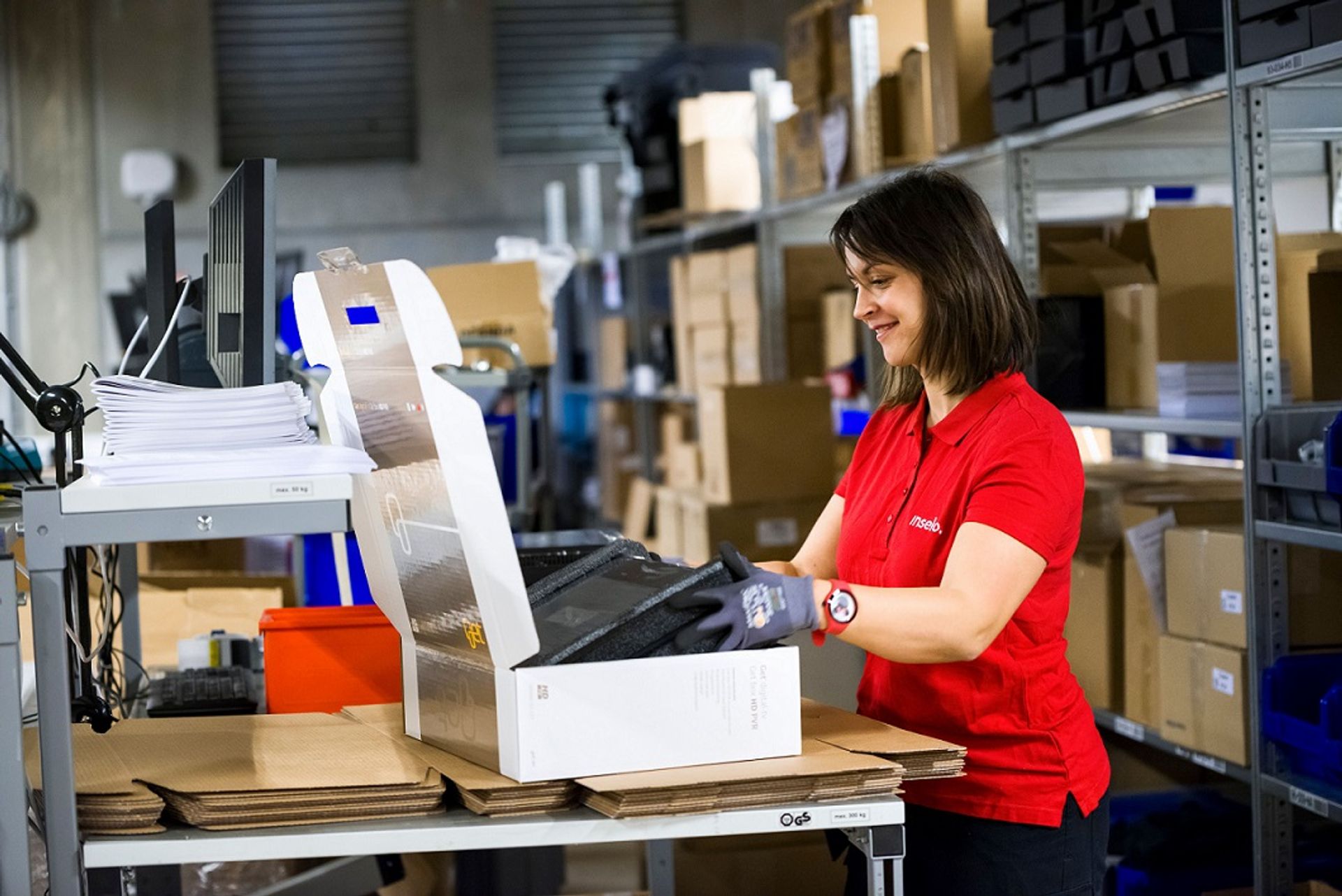 En logistikk helt pakker en pakke for distribusjon til en kunde 