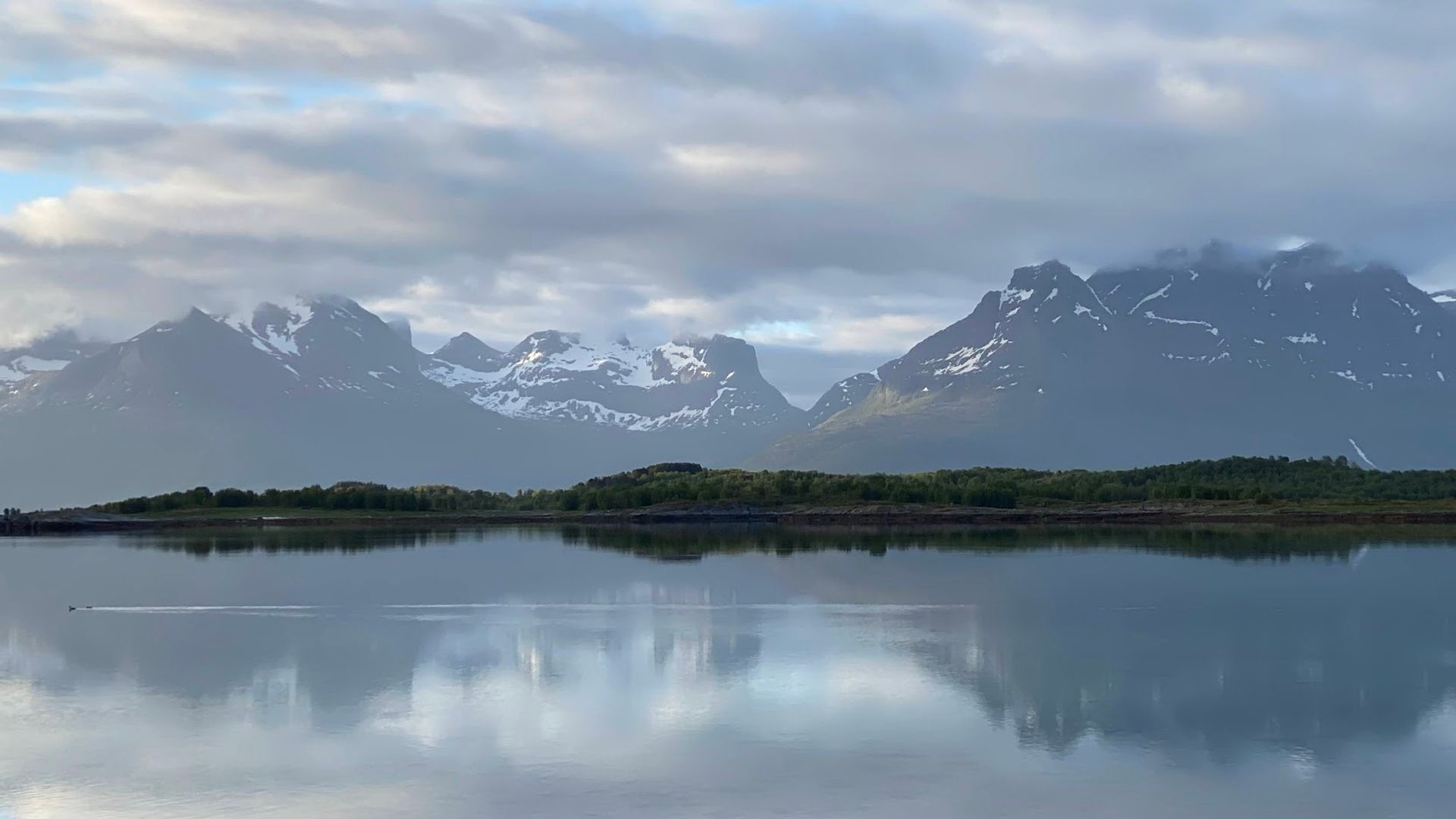 Bilde av vakker ren norsk natur med hav og fjell i Nordland