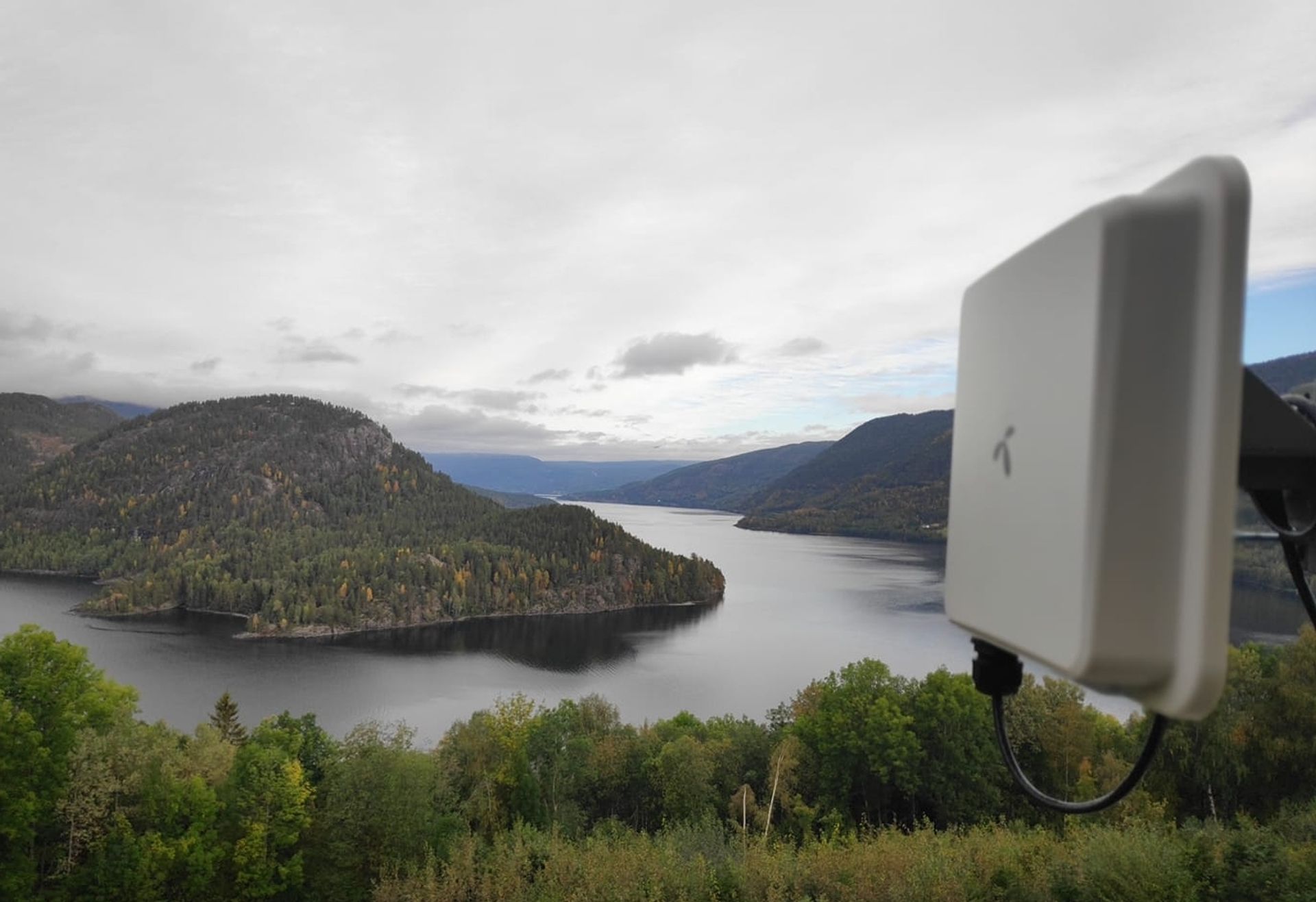 Trådløst bredbånd antenne med nydelig bakgrunn 