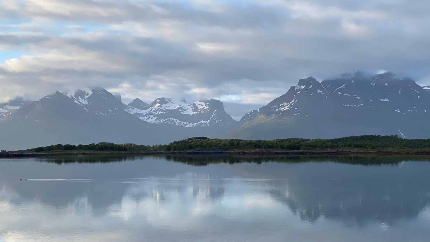 Bilde av vakker ren norsk natur med hav og fjell i Nordland